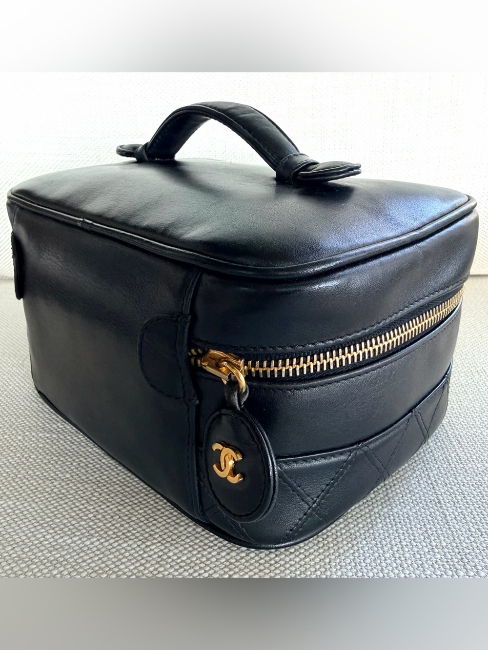 CHANEL Vintage Black Lambskin Vanity Cosmetic Case Gold CC Charm